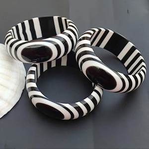 Conjunto de brazaletes de resina epoxi de estilo elegante, joyería informal de moda para fiestas, brazaletes de resina para mujer al mejor precio. - Product Image 4