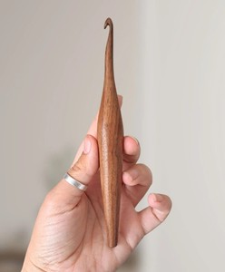 Crochet en bois d'élite, bords lisses sculptés avec précision, outil durable fait main pour le crochet et le tricot - Product Image 1