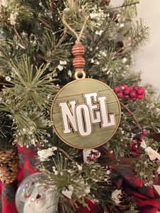 Elegante Adorno Navideño Redondo de Metal, Adornos Navideños de Madera Personalizados, Colgantes para Árbol de Navidad Cortados con Láser para Decoración del Hogar - Product Image 5