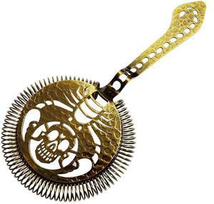Colador de cócteles antiguo de bronce martillado con un diseño de calavera pirata recortada. Disponible a precio de mayorista. - Product Image 1