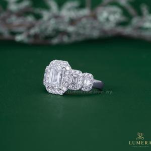 Anillo de Compromiso Clásico de Plata de Ley con Tres Piedras de Diamante Cultivado en Laboratorio con Corte Esmeralda y Halo - Product Image 6