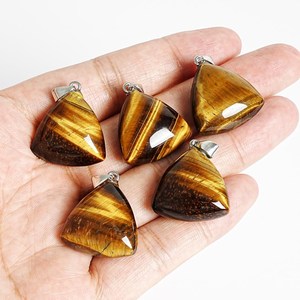 Colgante de Piedra Natural Ojo de Tigre Pulido en Forma de Lágrima Triangular para Fabricación de Joyas al por Mayor - Product Image 2