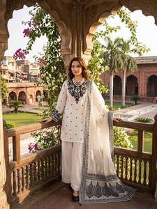 Conjunto Tradicional de Farshi Salwar con Bordado Intenso y Dupatta de Organza - Product Image 2