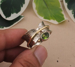 Anillo de Boda Clásico con Peridoto Natural en Bisel Cuadrado, Plata de Ley 925, Hecho a Mano, para Mujer, Aniversario, Fiesta, Moda - Product Image 1