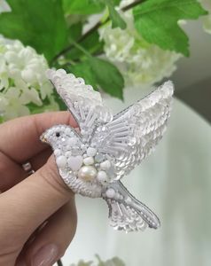 Broche élégante personnalisée faite à la main avec broderie et perles, perles décoratives de haute qualité, d'inspiration vintage, pour mariage, fiançailles, fête - Product Image 2
