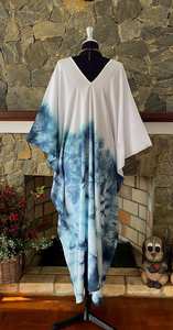 Robe caftan en rayonne turquoise tie-dye à col en V, art portatif, taille unique, style bohème - Product Image 4