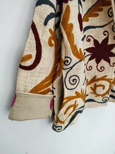 Chaqueta de Algodón Estilo Boho Suzani para Mujer, Color Beige TNT, Bordado Floral, Reversible, Hecha a Mano, para Festivales - Product Image 5
