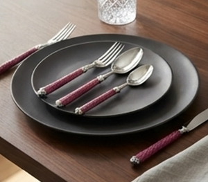 Elegante juego de cubiertos con mango de resina rosa y cabezas con acabado plateado, apto para lavavajillas, para bodas y uso diario. - Product Image 6