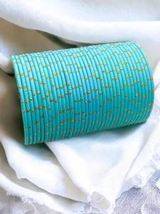 ชุดกำไลกำมะหยี่สีเขียวมรกตและสีแดงเลือดหมูแบบดั้งเดิม ประดับด้วยเหรียญอัฟกันแท้และงานตกแต่งกระจกเงิน - Product Image 3