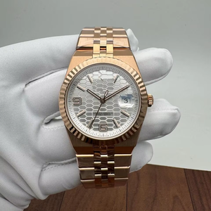 Montre automatique en acier inoxydable or rose avec date, cadran texturé argenté, lunette cannelée, mouvement ETA vintage de type pièce de monnaie, verre saphir - Product Image 1