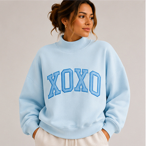 เสื้อสเวตเชิ้ตคอเต่าสีขาวสำหรับผู้หญิง ปักลาย XOXO ทรงโอเวอร์ไซส์ ขายส่ง เสื้อสเวตเชิ้ตคอเต่าพิมพ์ลายกราฟิกสำหรับผู้หญิง ทรงโอเวอร์ไซส์ - Product Image 3