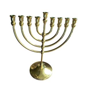 Candelabro de 7 brazos de latón con diseño floral, hecho a mano, para velas y menorah. - Product Image 2