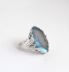 Bague en labradorite naturelle, argent sterling 925, faite à la main, labradorite bleue chatoyante, bague statement, filigrane vintage, bijoux bohèmes - Product Image 1