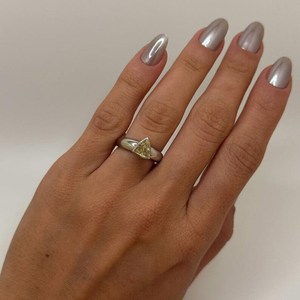 Bague solitaire moderne triangulaire unique en or blanc 14 carats avec diamant de laboratoire jaune taille trillon, bijou raffiné, cadeau d'anniversaire - Product Image 2