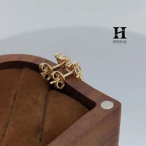 Boucles d'oreilles pendantes de luxe à coupes mixtes, avec grappe de diamants ronds et baguette, bijoux modernes en or 14 carats pour femme - Product Image 3