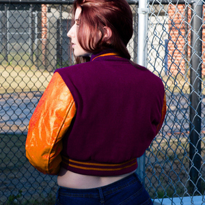Blouson Bomber Femme Style Universitaire Violet Orange avec Manches en Similicuir – Vêtement Décontracté Tendance pour Dames - Product Image 5