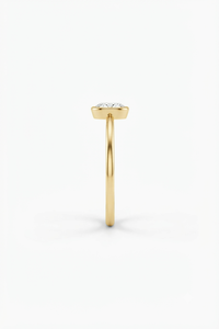 Bague en platine avec diamant de laboratoire taille ovale serti clos, style minimaliste et époustouflant - Product Image 5