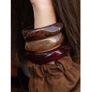 Bracelets en résine imperméables de haute qualité pour femmes, couleurs personnalisables, logo, durables, légers, accessoire de mode pour les affaires - Product Image 1