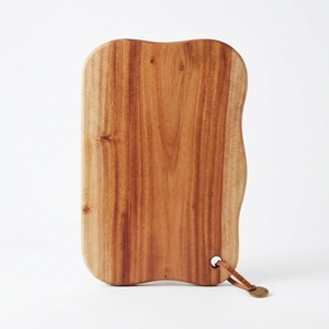 Planche à découper en bois de teck naturel à bords bruts, bloc de découpe en bois organique, plateau de service pour charcuterie avec trou de suspension en cuir - Product Image 1