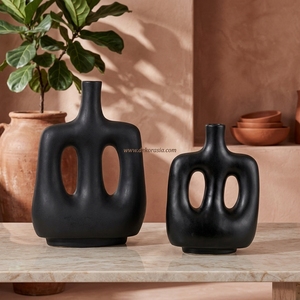 Vase Hoyo M noir mat en argile terracotta, abstrait, à double poignée, fait main, en céramique sculpturale, vente en gros - Product Image 2