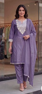 Salwar Kameez en soie Rangoli Crush avec broderies riches et travail de miroirs véritable, longueur genou, traditionnel, pour fêtes, Diwali et bals de promo - Product Image 3