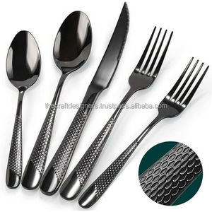 Ensemble de couverts à poignée martelée au riz fini enduit noir Vaisselle pour hôtels et restaurants Ensemble de couverts réutilisables dans un style unique - Product Image 1