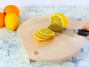 Planche à découper ronde en cyprès japonais (Hinoki) écologique et antibactérienne Kodai avec poignée pour la cuisine - Product Image 2