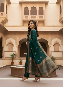 Ensemble Kurta et pantalon en soie romaine brodée verte avec dupatta, col cœur, coupe droite longueur mollet, tenue ethnique pour femme - Product Image 4