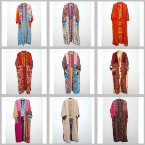 ชุดคลุมกิโมโนผ้าไหมซารีวินเทจสำหรับผู้หญิง งานแฮนด์เมด ลายดอกไม้ คอวี เอวยางยืด แขนสามส่วน ผ้าเนื้อนุ่ม สำหรับฤดูใบไม้ร่วง หลากหลายแบบ - Product Image 1