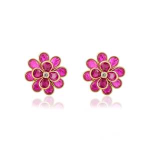 Boucles d'oreilles clous florales en or massif 18 carats avec grappe de rubis et accents de diamants - Product Image 6