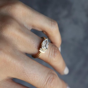 Anillo de Diamante Cultivado en Laboratorio con Corte de Pera en Oro Amarillo de 14K, con Certificado IGI, para Mujer - Product Image 4