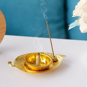Brûleur d'encens artisanal en laiton en forme de feuille avec design en maille, utilisation aromatique, support décoratif toutes saisons - Product Image 4
