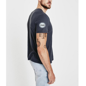 เสื้อยืดออกกำลังกายผู้ชายทรงปกติ ผ้าโพลีเอสเตอร์/คอตตอนผสม น้ำหนักเบา 200 กรัม ระบายความร้อนได้ดี รับสกรีนลายแบบ DTF ขายส่ง - Product Image 1