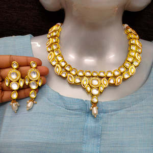 Ensemble de collier Kundan blanc NS498 plaqué or, bijoux de mariée élégants, ensemble de boucles d'oreilles de créateur - Product Image 1