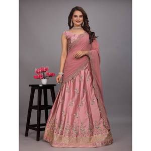 NUEVA LLEGADA SECUENCIA DE BORDADO DE SECUENCIA DE SATÉN TRABAJO LEHENGA CHOLI CON DUPATTA BEBÉ ROSA - Product Image 1