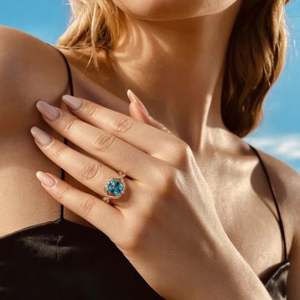 Anillo de compromiso y aniversario de boda con moissanita azul corte princesa en plata de ley 925 con engaste de puntas chapado en oro - Product Image 2