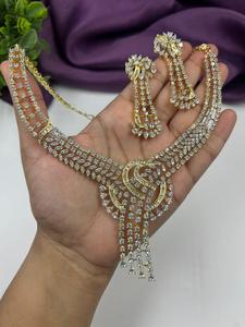 Conjunto de Joyería de Collar y Aretes con Diamantes CZ Dorados para Mujer |   Juego de Regalo de Aniversario de Moda India Hecho a Mano con Aleación de Rodio - Product Image 3