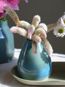 Vase en céramique bleu aqua de qualité supérieure avec finition émaillée dégradée, silhouette sculptée haute et accentuation saisissante pour les intérieurs modernes - Product Image 5