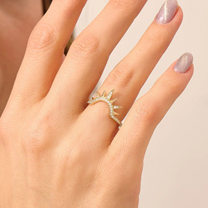 Anillo Abierto de Oro Amarillo con Diamante Cultivado en Laboratorio en Forma de Sol y Luna - Product Image 5