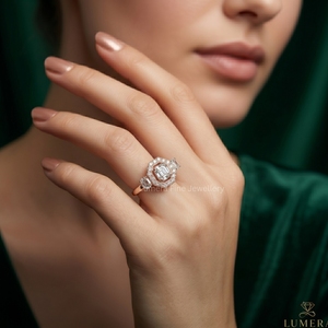 แหวนเพชรทรง Asscher คัต รูปแบบ Lumera เพชรเพาะเลี้ยง D VVS2 ตัวเรือนโรสโกลด์ ประดับเพชรรอบวงแบบสามเม็ด ดีไซน์หรูหราสำหรับผู้หญิง ได้รับการรับรองจาก IGI - Product Image 6