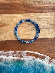 Bracelet en résine Ocean Resin avec des paillettes d'argent véritable, artisanal, couleur personnalisée, artisanat fait main. - Product Image 6