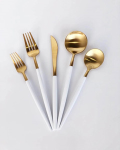 Cubiertos brillantes de estilo árabe diseñados para una gran comodidad de lujo, belleza radiante, elegancia y entretenimiento de élite. - Product Image 1