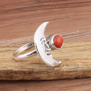 Bague en argent sterling 925 sculptée à la main avec visage de lune en corail rouge naturel, bijou vintage céleste pour mariage, unique, motif Homme dans la Lune - Product Image 1
