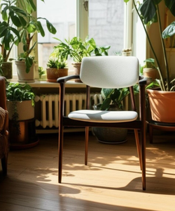 Fauteuil en bois massif de style mid-century modern avec assise et dossier rembourrés en tissu blanc, chaise d'appoint pour salle à manger, hôtel, maison - Product Image 1