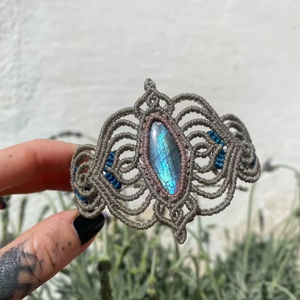 Pulsera de Macramé Gris Plateado con Cristal de Labradorita Azul Brillante, Ajustable, Hecha a Mano, Certificada por IGI, Unisex, para Regalo - Product Image 1