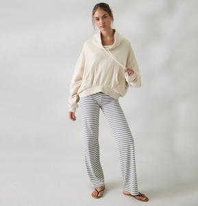 ODM Sweat à capuche court pour femme en molleton doux brossé, brodé, à col bénitier avec cordon de serrage, coupe oversize à épaules tombantes et poche avant - Product Image 3