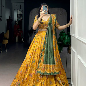 Elegante Conjunto de Lehenga Choli con Estampado Metálico y Dupatta de Diseño - Product Image 1