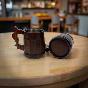 Jarra de cerveza de madera pulida personalizada, tipo barril, rústica, con espuma, para amantes de la cerveza, bares en casa o noches de juegos. - Product Image 3