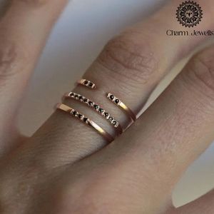 Bague de fiançailles minimaliste pour femme Charm_Jewells, plaquée or rose, sertie de trois pierres de moissanite taille coussin, certifiée IGI - Product Image 4
