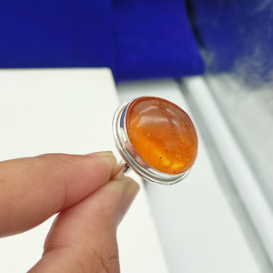 Bague de promesse classique unisexe en argent sterling 925 avec pierre précieuse en ambre baltique de coupe ovale élégante et sertissage clos, bijoux en argent - Product Image 1